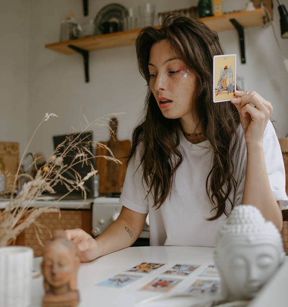 Frau mit Tarotkarten auf der weißen Küche - Foto, Bild