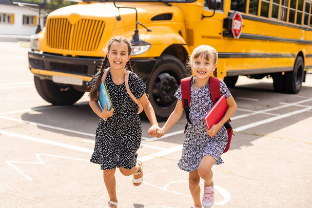iki küçük çocukla beraber okula - Fotoğraf, Görsel