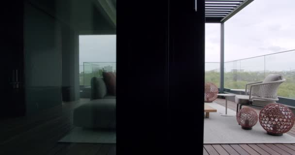 Moderna terraza real, minimalismo casa con puerta corredera con muebles hermosos - Imágenes, Vídeo