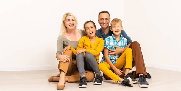 Familia con niños sobre fondo blanco
 - Foto, Imagen