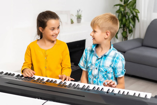 синтезатор, у детей есть активность дома. Хобби - Фото, изображение