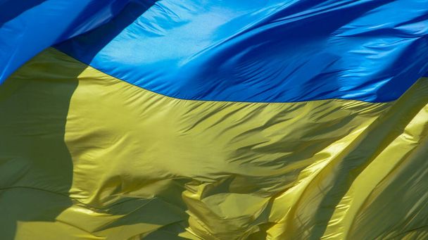 Le drapeau jaune et bleu de l'Ukraine flotte dans le vent - Photo, image