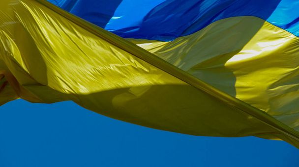 La bandiera gialla e blu dell'Ucraina sventola nel vento - Foto, immagini