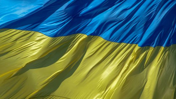 Le drapeau jaune et bleu de l'Ukraine flotte dans le vent - Photo, image