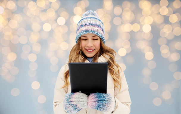 woman with tablet computer outdoors in winter - Valokuva, kuva