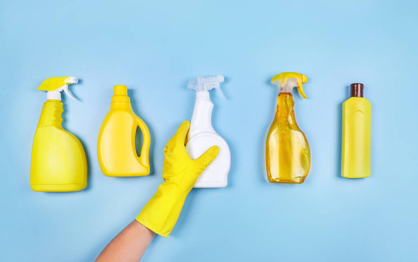 Detergentes de limpeza coloridos. Conceito de escolha do melhor detergente - Foto, Imagem