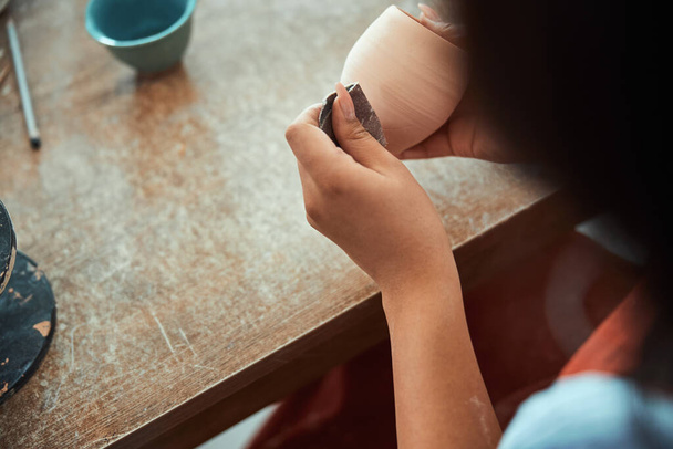 Feminino oleiro mãos lixar panela de barro na oficina de cerâmica - Foto, Imagem