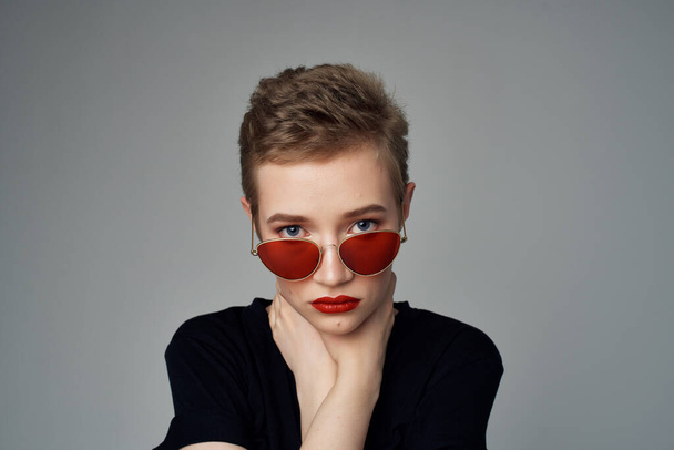 short haired woman with sunglasses fashion dark background - Zdjęcie, obraz