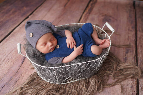 Slapen pasgeboren jongen in de eerste dagen van het leven. Pasgeboren fotosessie. - Foto, afbeelding