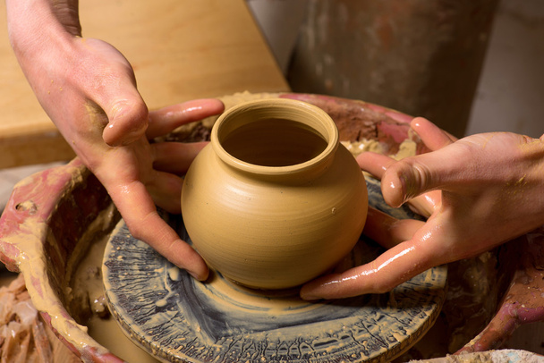 mains d'un potier, la création d'un pot de terre - Photo, image