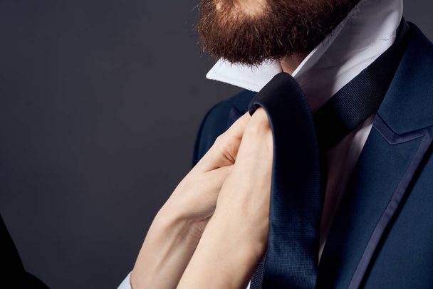hombre de negocios en traje corbata nudo confianza en sí mismo - Foto, imagen