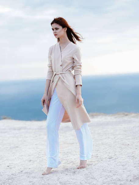 bella donna in cappotto sabbia estate stile elegante - Foto, immagini