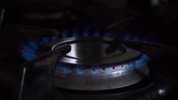 Fornello a gas con gas bruciante durante lo spostamento della fotocamera - Filmati, video