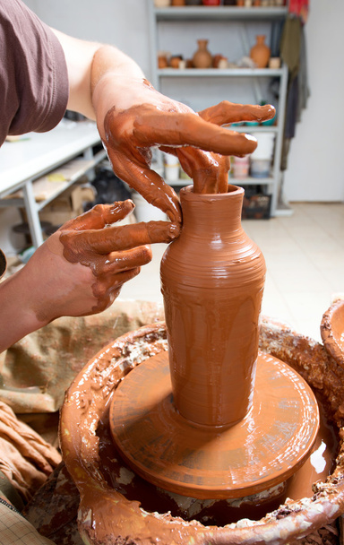 mains d'un potier, la création d'un pot de terre - Photo, image