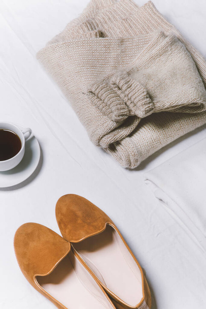 tazza di caffè e flat lay abiti di moda - Foto, immagini