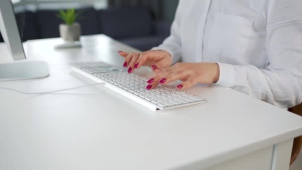 Een vrouw typt op een toetsenbord. Begrip werk op afstand. - Video