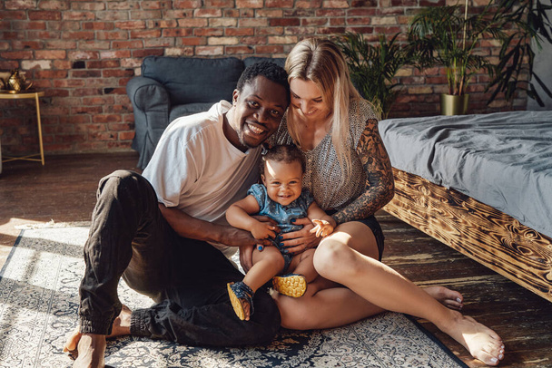 Feliz família interracial posando juntos olhando para a câmera - Foto, Imagem