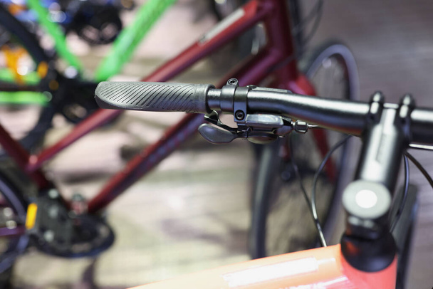 Gros plan de frein à main sur guidon de vélo en atelier - Photo, image