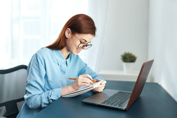 kobieta przed laptopem praca zmęczenie styl życia menedżer - Zdjęcie, obraz