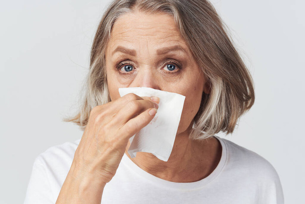 starsza kobieta katar nos chusteczka zimno - Zdjęcie, obraz