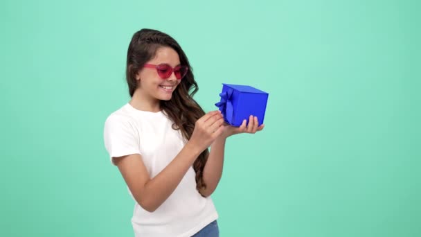 happy surprised kid in sunglasses opening gift box, boxing day - Footage, Video
