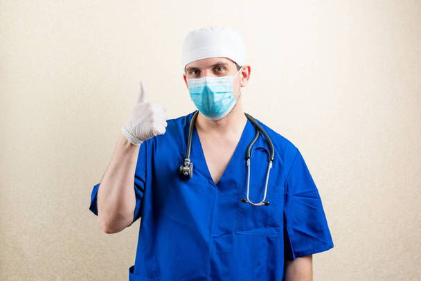 Doctor in mask and cap, showing thumbs up. - Foto, immagini