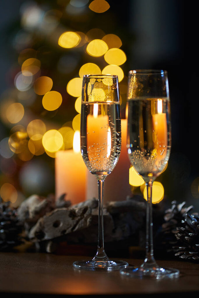 Two glasses of champagne with background of christmas tree - Foto, Imagem