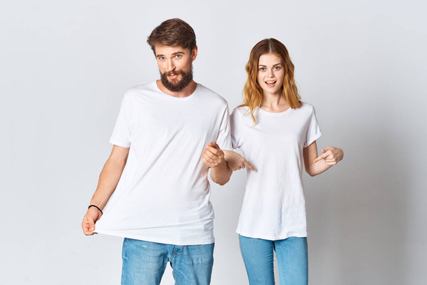 alegre joven pareja en blanco camisetas moda publicidad diseño - Foto, Imagen