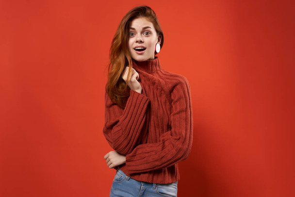 червоноволоса жінка в червоному светрі ювелірні сережки мода
 - Фото, зображення