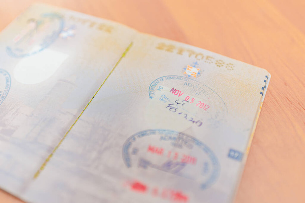 Stati Uniti d'America Immigrazione timbri doganali sul passaporto con la parola Ammesso.Concetto di viaggio, primo piano.Telsiai, Lituania 03-09-2021 - Foto, immagini