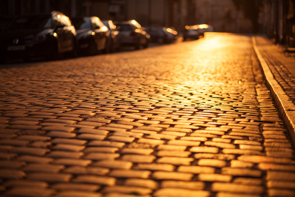 ασφαλτοστρωμένος δρόμος σε μια παλιά ευρωπαϊκή πόλη - Φωτογραφία, εικόνα