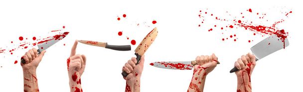 Χέρια αρσενικού δολοφόνου που κρατάει μαχαίρια καλυμμένα με αίμα σε λευκό φόντο. Απόκριες γιορτή - Φωτογραφία, εικόνα