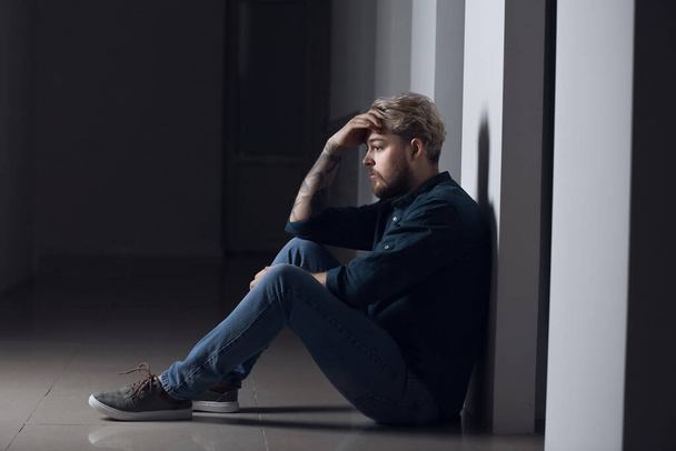 Depresyondaki genç adam karanlık odada - Fotoğraf, Görsel