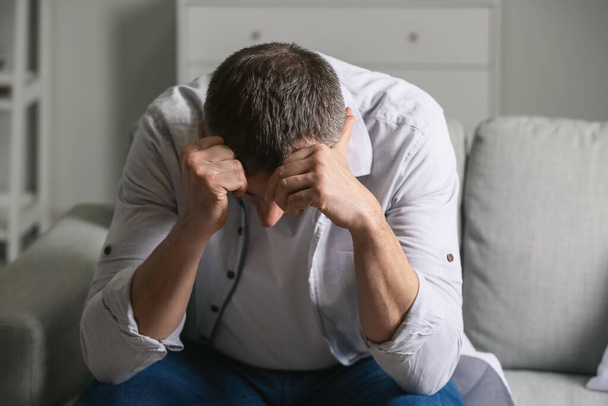 Dospělý muž v depresi doma - Fotografie, Obrázek