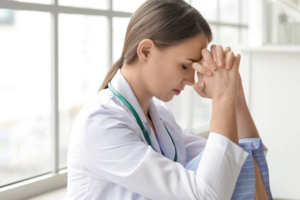 Молитва жіночого лікаря в клініці
 - Фото, зображення