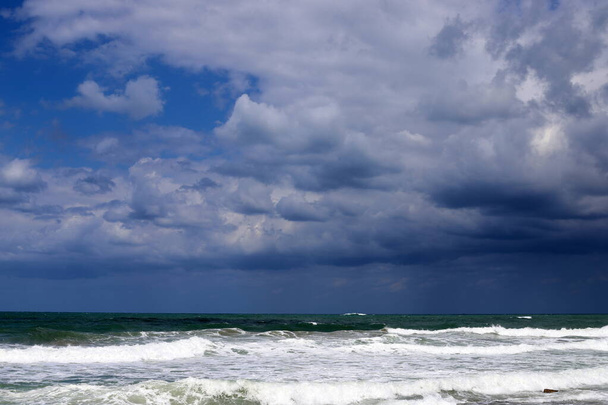 συννεφιασμένος ουρανός πάνω από τη Μεσόγειο θάλασσα στο βόρειο Ισραήλ  - Φωτογραφία, εικόνα