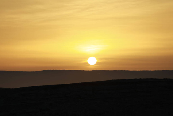 Nádherný východ slunce scénický v poušti.  - Fotografie, Obrázek