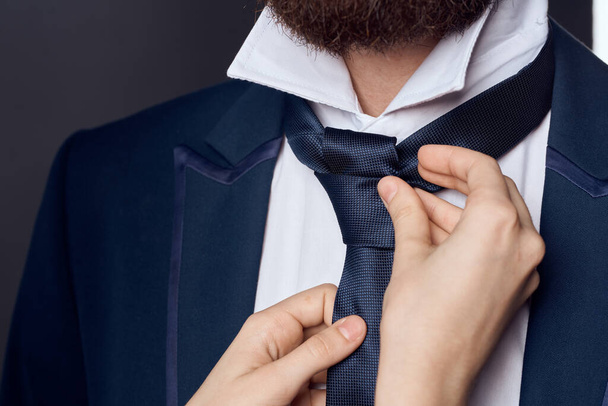 hombre de negocios en traje corbata nudo confianza en sí mismo - Foto, imagen