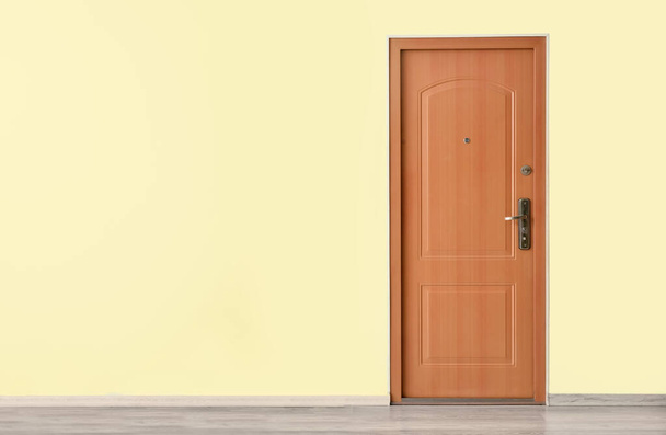 Вид на дерев'яні двері в залі
 - Фото, зображення