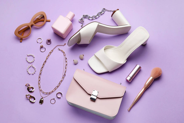 Set de accesorios y zapatos femeninos sobre fondo de color - Foto, Imagen