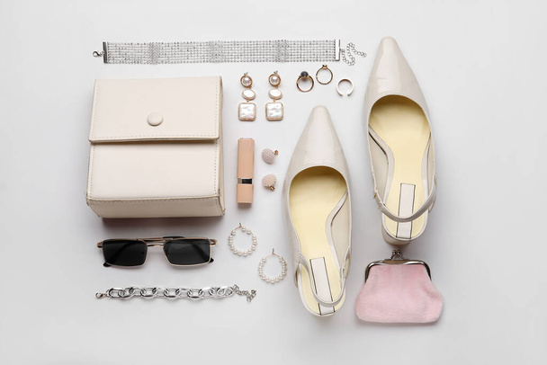 Schoenen van vrouwelijke accessoires en schoenen op witte achtergrond - Foto, afbeelding