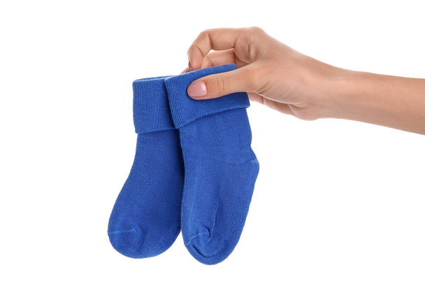 vrouw houden baby sokken op witte achtergrond - Foto, afbeelding