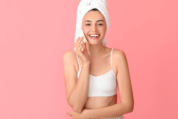 Красивая молодая женщина с мылом на цветном фоне - Фото, изображение