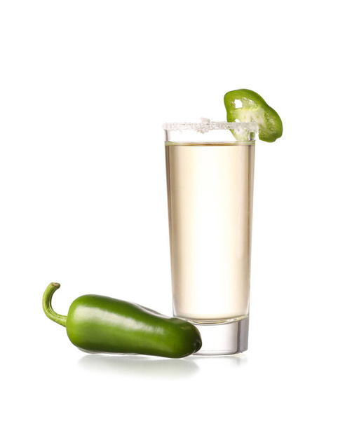 Tir de tequila savoureuse au poivre jalapeno sur fond blanc - Photo, image