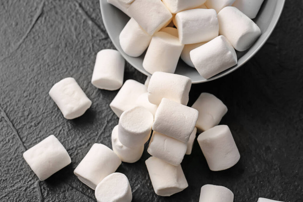 Chutné marshmallows na tmavém pozadí - Fotografie, Obrázek