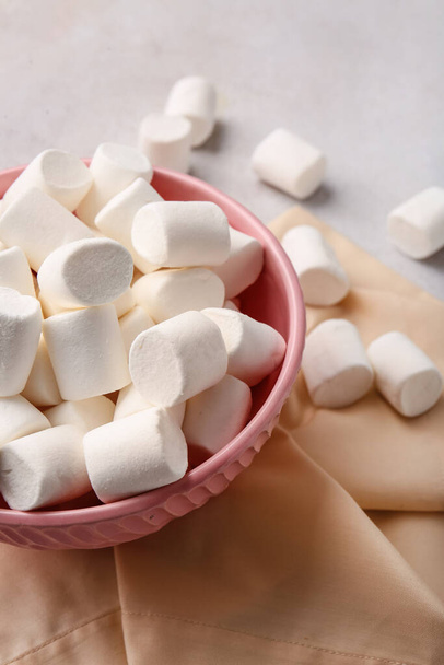Bowl with tasty marshmallows on light background, closeup - Photo, Image