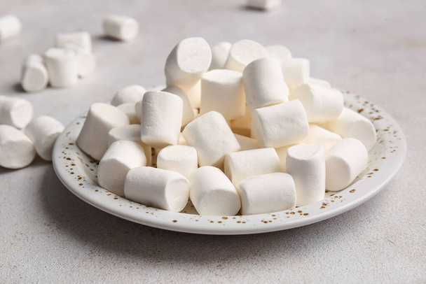Talíř s chutnými marshmallows na světlém pozadí - Fotografie, Obrázek