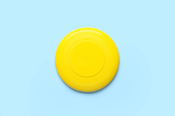 Frisbee disk on color background - Foto, immagini
