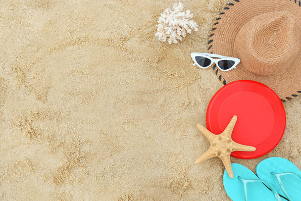 Összetétel frizbi lemezzel és strandtartozékokkal homokon - Fotó, kép