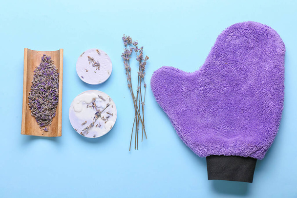Zeep bars, massage handschoen en lavendel bloemen op kleur achtergrond - Foto, afbeelding